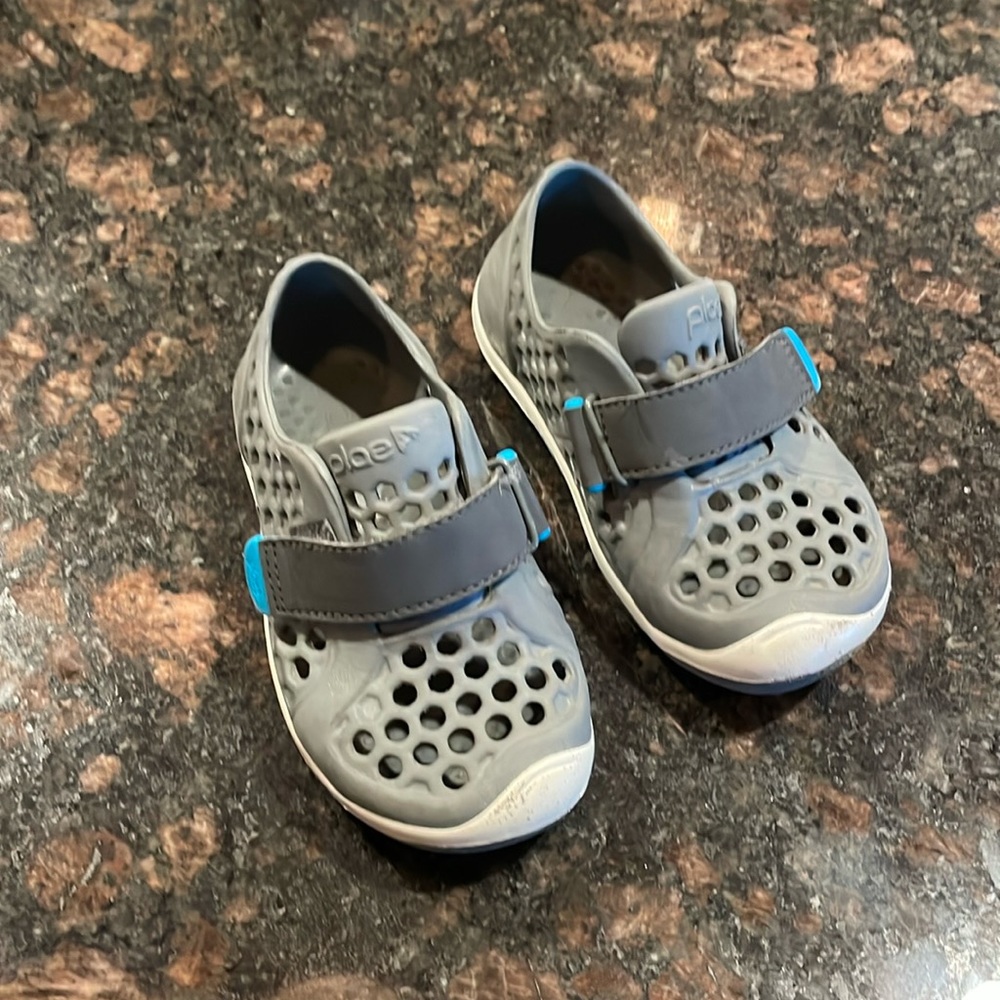 Plae rubber shoes with Velcro closure